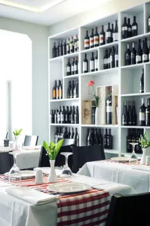 1_conscious_design_interiors_zarattini_Berlin_innenarchitektur_interiordesignAzara_Weinregal_Tisch