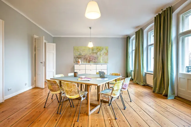 2 conscious design interiors zarattini Berlin innenarchitektur interiordesign workspace Buero office Space aussichtsreich grau gruen buero