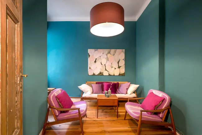 4 conscious design interiors zarattini Berlin innenarchitektur interiordesign office workspace aussichtsreich petrol lila buero