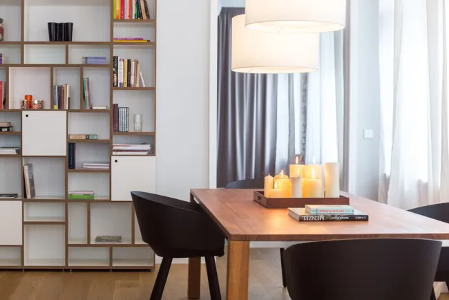 conscious design interiors zarattini berlin innenarchitekt interiordesign tisch stuhl schwarz holz