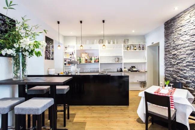 2_conscious_design_interiors_zarattini_Berlin_innenarchitektur_interiordesign_Azara_Bar_Steinwand