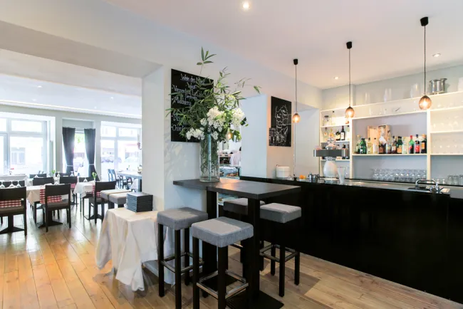 3_conscious_design_interiors_zarattini_Berlin_innenarchitektur_interiordesign_Azara_Bar_Tische