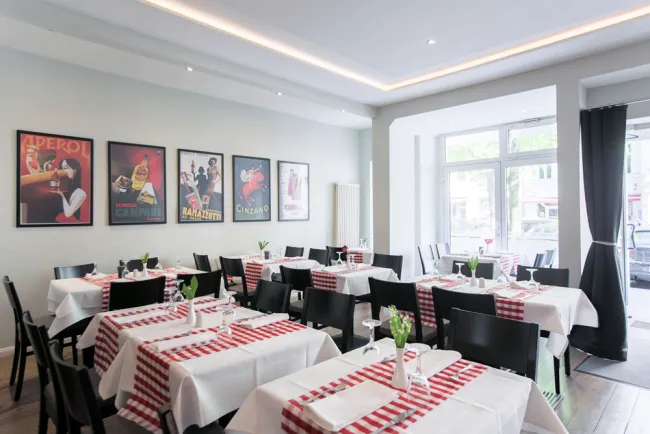 4_conscious_design_interiors_zarattini_Berlin_innenarchitektur_interiordesign_Azara_Poster_Tische