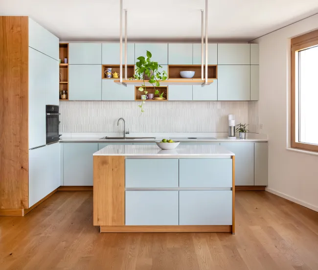 Küche hellblau und Holz Wohnung Berlin conscious design interiors