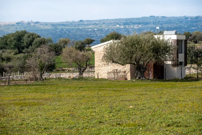 The country house in the green fields of Sicily. Das Landhaus auf den grünen Feldern Siziliens