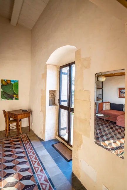 Desk to work and dream, with view on the sicilian landscape. Schreibtisch zum Arbeiten und Träumen, mit Blick auf die sizilianische Landschaft