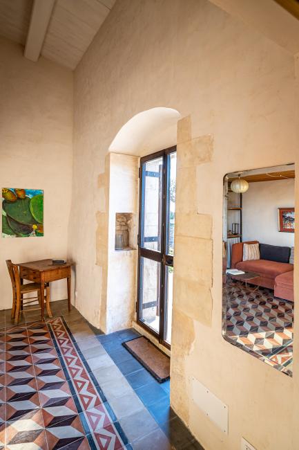 Desk to work and dream, with view on the sicilian landscape. Schreibtisch zum Arbeiten und Träumen, mit Blick auf die sizilianische Landschaft