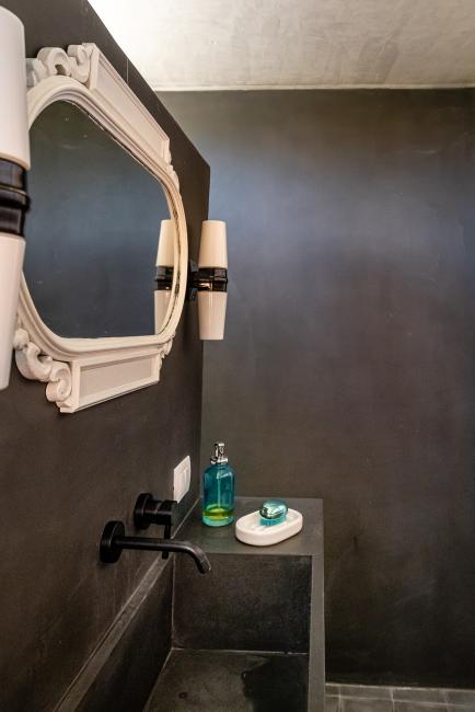 Black Bathroom. Bold, sleek, and masculine. Schwarzes bad