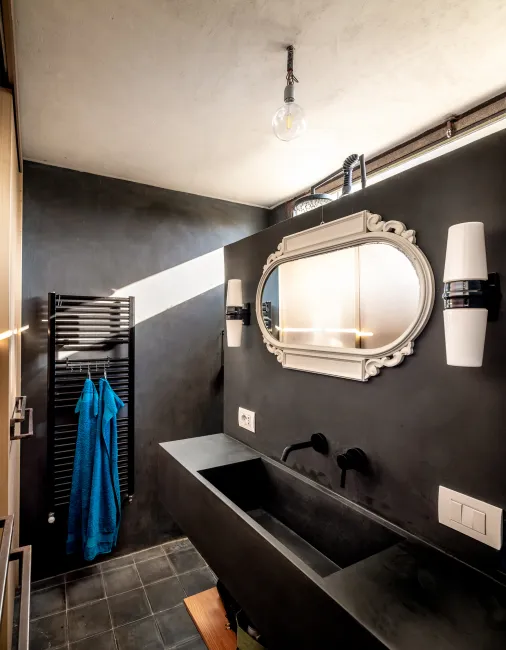 Black Bathroom. Black cement tiles. Schwarze Fliesen