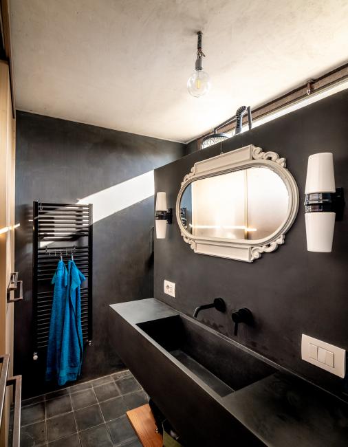 Black Bathroom. Black cement tiles. Schwarze Fliesen