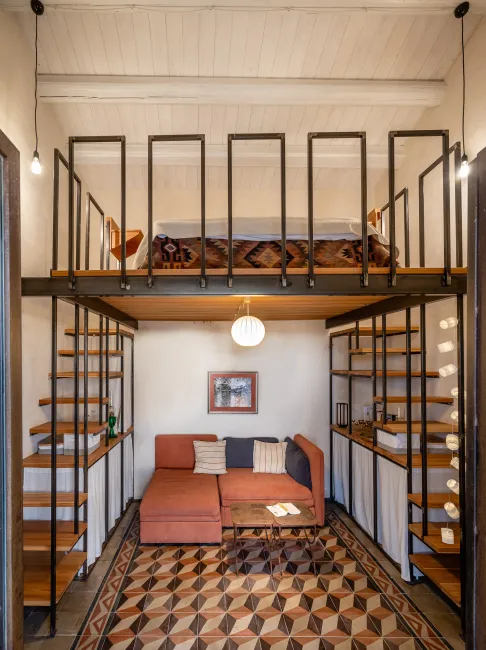 A living room combined with a bedroom. Ein Wohnzimmer kombiniert mit einem Schlafzimmer.