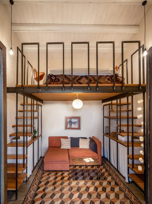 A living room combined with a bedroom. Ein Wohnzimmer kombiniert mit einem Schlafzimmer.