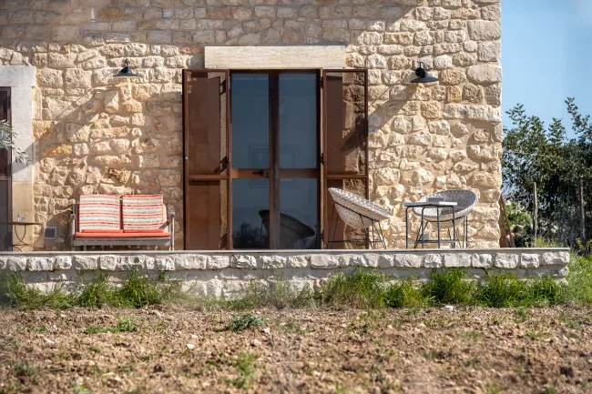 The sunlight of Sicily on the old stone walls of the country house. Das Sonnenlicht Siziliens auf den alten Steinwände des Landhauses