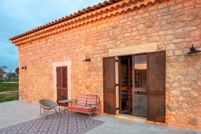 Terrace of country house Cufino near Scilci (Ragusa) in Sicily. Terrasse des Landhauses Cufino bei Scilci (Ragusa) in Sizilien